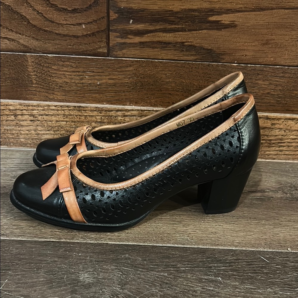Elegant Black and Tan Heels with Bow Accent. Leather. - Picture 6 of 8